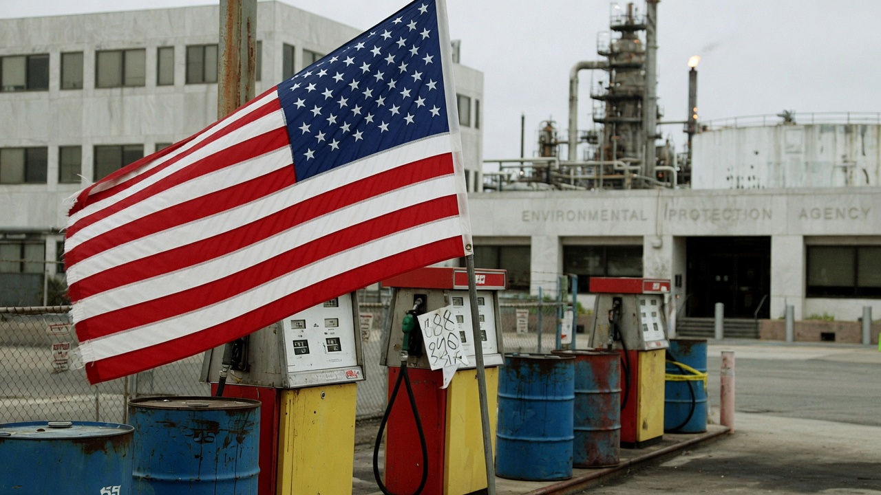 U.S. Ends Summer Gasoline Blend Rules Early to Ease Prices; Refinery Capacity Concerns Mount