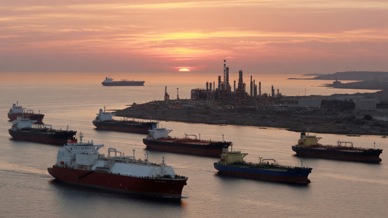 More Vessels Transit Hormuz as Qatar LNG Tankers Return After Peace Moves